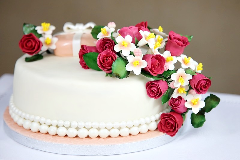 Cream Cake with Fresh Flowers | Order Cakes Online by Kukkr