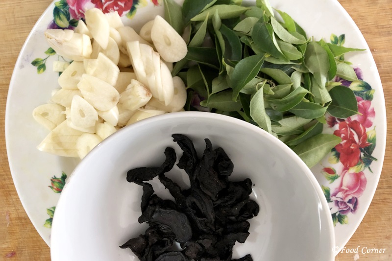 Garlic, Curry Leaves and Goraka Paste