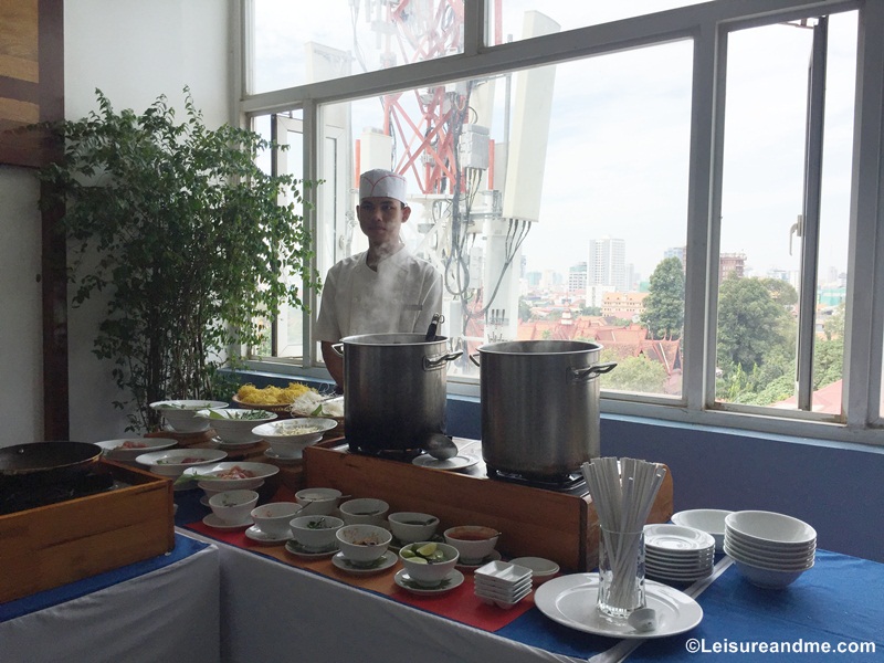 How to taste local food when you travel